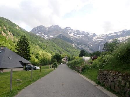 18:36　夕食前の散策、岸壁に向かって渓谷沿いを北上