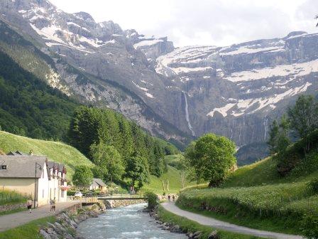 18:43　渓谷と岸壁