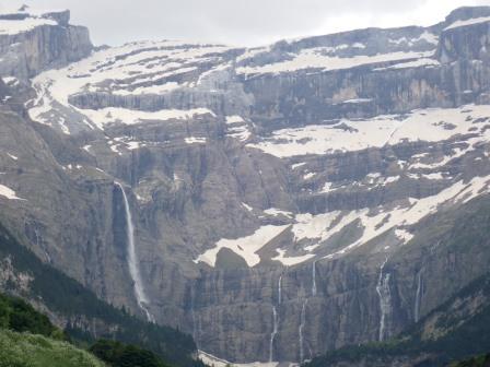 18:48　左端にヨーロッパ最大の落差413ｍの滝、その上がL’paul（3,073m）、右端がLa Tour（3,009m）