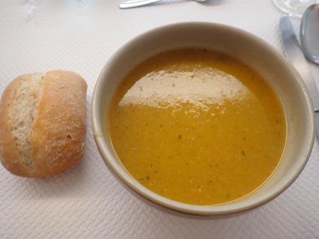 19:31　夕食　近くのホテルのレストランで、前菜のスパイシーなスープ