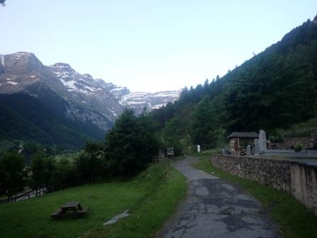 6:44　教会の墓地の横を行く