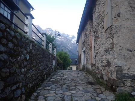 6:54　石畳の街並みの向こうに雪を抱く山