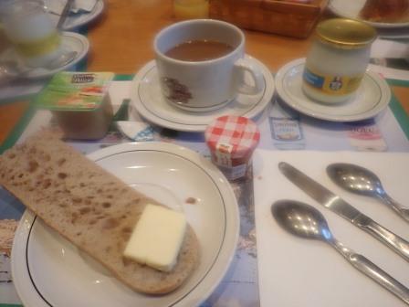 7:13　朝食。この平べったいパンがお気に入り