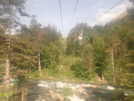 10:03　ゴープ湖トレッキング、まずロープウェイに乗って