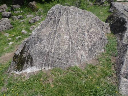 13:51　氷河の小石で付けられた傷跡