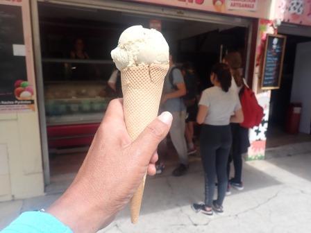 16:46　ジェラードを食べた後、自由散策へ、教会の先のトレッキングロードを行く