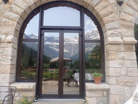 19:04　宿泊しているホテルのガラス戸に映るガヴァルニー渓谷の岸壁