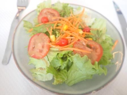19:31　昨夕と同じレストランで、前菜のサラダ
