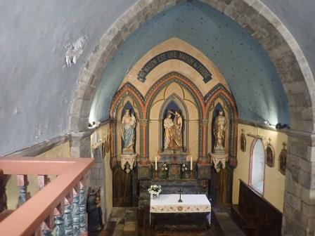 8:59　トレッキングルートの入り口にあるガヴァルニーの小さな教会を見学