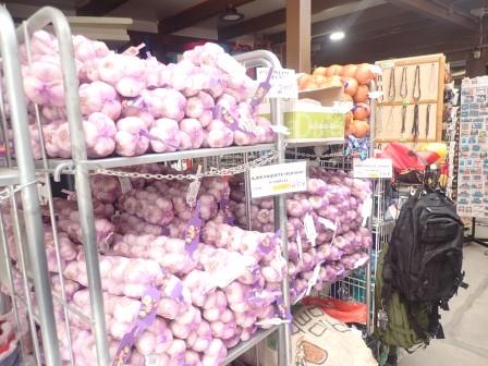 17:07　スペインに入って、峠の様な所の土産物屋でお買い物とトイレ休憩、これはニンニク