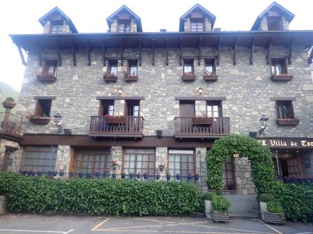 19:53　街散策　ホテル　ヴィジャデトルラの外観