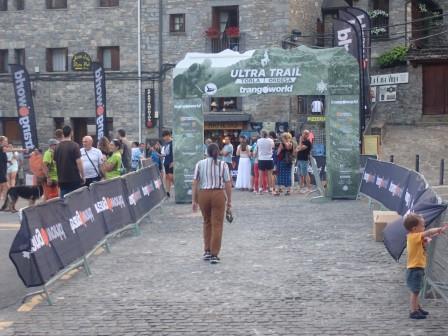 20:02　ホテル　ヴィジャデトルラ前の広場のウルトラマラソンスタート地点