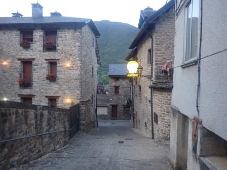 21:37　灯が点き始めた街角