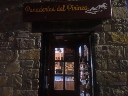 6:25　パン屋に電気が点いていた