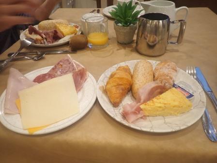 7:24　朝食、スパニッシュオムレツがあった
