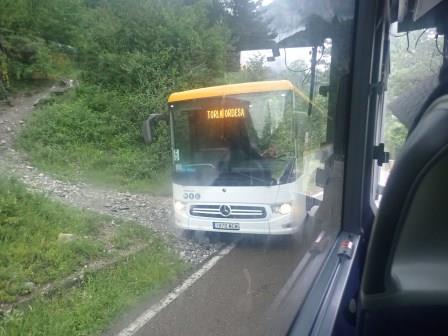 9:04　シャトルバスのすれ違い、ギリギリ