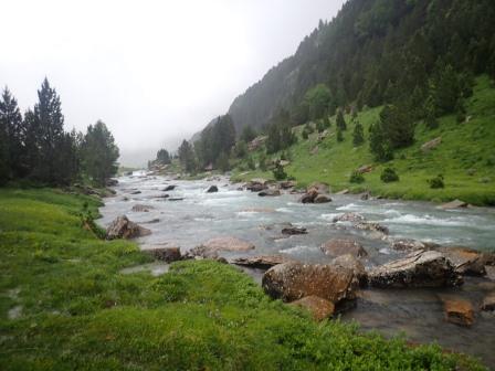13:00　草原を流れる川