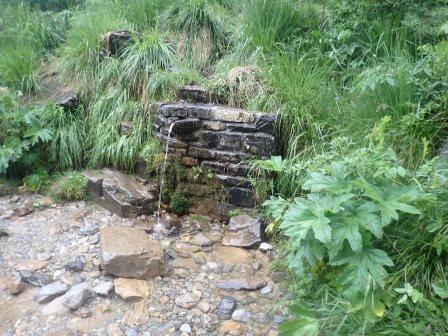 13:21　石組でできた水場