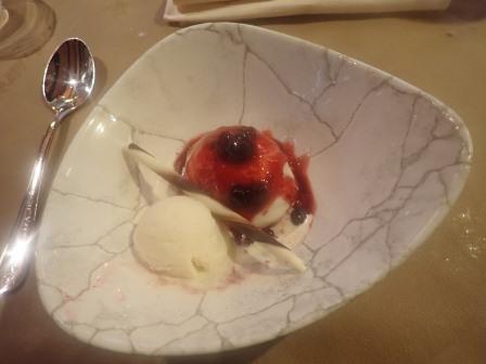 20:32　デザート　ラズベリーのムースだったかな？　上さんとシェア