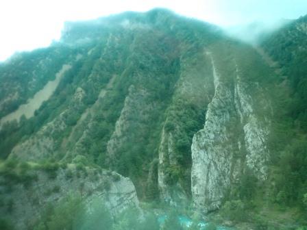 8:30　バスでベナスケへ移動の車窓、浸食が激しい山容