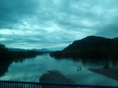 8:57　アインサを流れる川