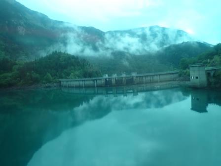 10:07　バスの車窓より　ダム湖