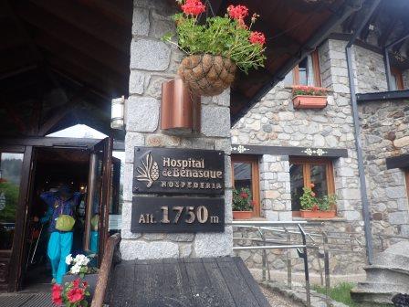 10:44　ホテル玄関にある標高1750ｍの看板