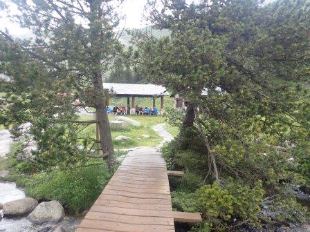 13:03　休憩所、インスタントコーヒーの売店、トイレ、バスの発着所がある