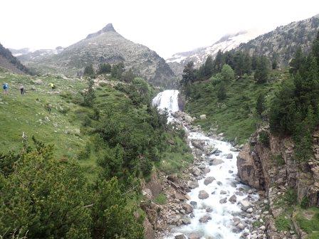 14:33　滝と沢があり