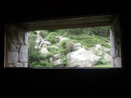 19:30　ホテル内の額縁の様な窓