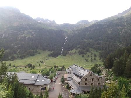 19:48　上の車道より、ホテルを見下ろす