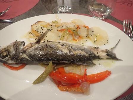 21:20　白身の煮魚、水っぽかった、塩焼きにしたいところ、デザートはカットしたスイカだった