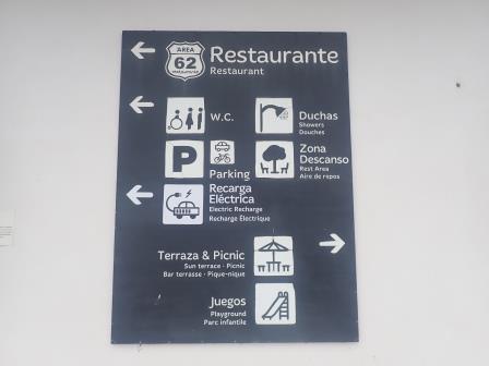 10:42　バスでバルセロナへ、一度目のPAでのトイレ休憩、案内板
