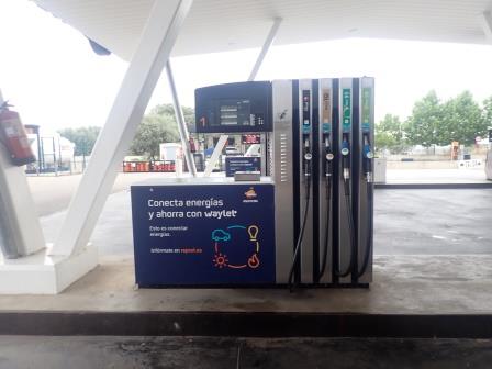 10:49　セルフ給油所、ディーゼル2種、ガソリン2種だったかな・・・