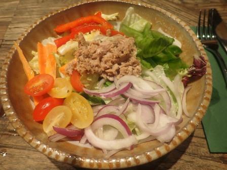 14:10　バルセロナのレストランで昼食、前菜のサラダ