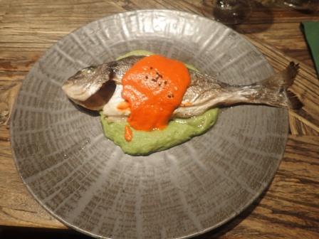 14:28　メインの白身の煮魚、水っぽいので塩焼きにして欲しいところ