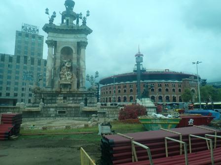 15:09　右手の丸いレンガ色の建物はかつての闘牛場で、今はマーケットになっているとのこと