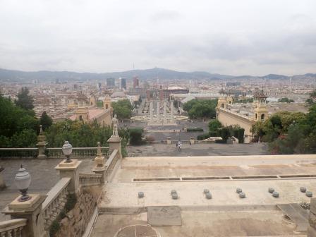 15:21　国立美術館の前は直線的な大通りで構成されていた