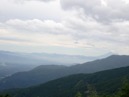 9:57　野草園のテラスより、秩父山塊と富士山
