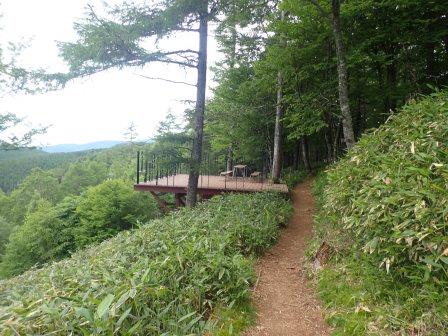 11:24　お花畑から大阿原湿原方面に少し行ったところにあるテラスで一休憩