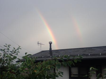 昨夕18:29　午後5時頃より1時間程雷雨、その後、二重虹