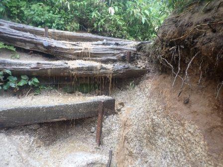 11:28　木の階段に雨水が滴り落ちる