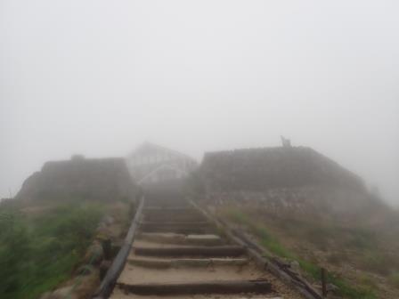 13:48　雨にけぶる燕山荘