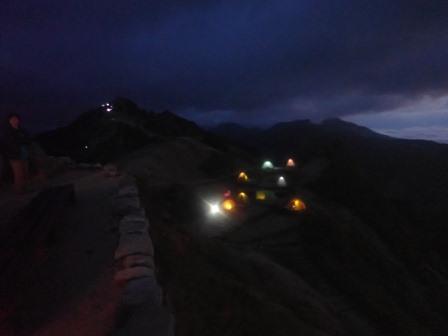 4:26　テントサイトと燕岳登山道に光