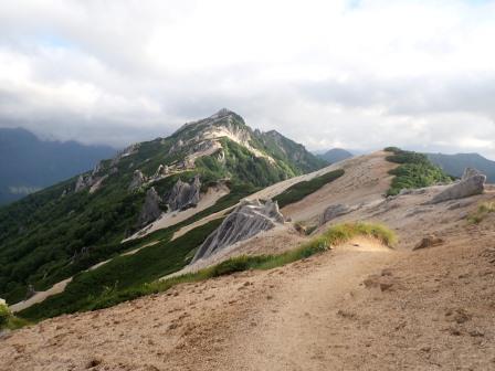 6:25　北アルプスの女王と称される花崗岩でできた燕岳の山容