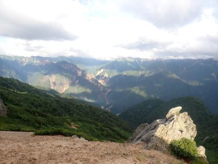 6:26　稜線に雲がかかった北アルプス