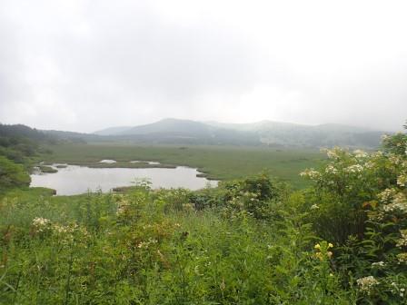 9:25　霧にけぶる八島ヶ池、ゼブラ山、南の耳、北の耳