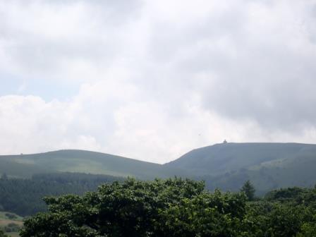 10:48　霧が晴れ、車山気象レーダー観測所が見えるようになった