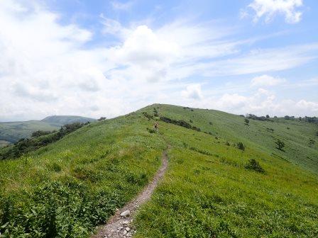 12:02　青空と草原の稜線歩き