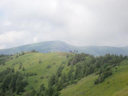 11:24　西峰の向こうに車山気象レーダー観測所が見えて来た